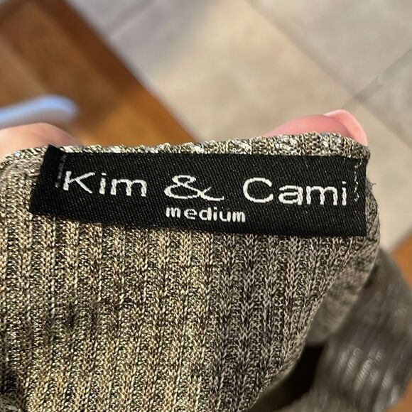 SILVER METALLIC SOFT COMFORTABLE BLOUSE BY KIM AND CAMI Size medium - Picture 5 of 6